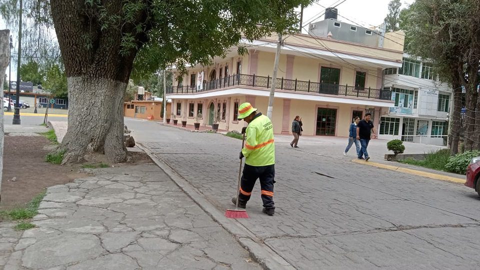 1691332292 702 Personal de parques y jardines limpia y recoleccion de residuos