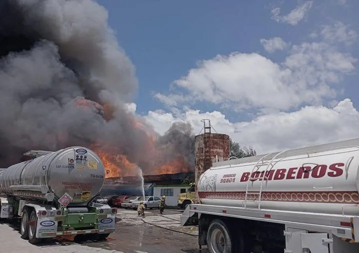 1691355885 EQUIPOS DE EMERGENCIA ATIENDEN INCENDIO EN CALLE CIPRES LIMITES CON jpg