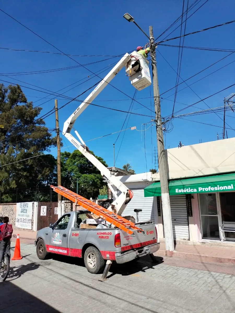 1691411783 650 El area de Alumbrado Publico revisa rehabilita sustituye y coloca