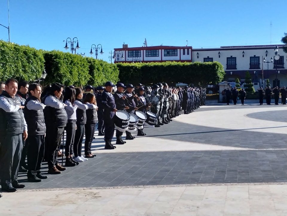 1691432699 342 POLICIAS DE ATLAUTLA PRESENTES EN EL IZAMIENTO DE BANDERA EN