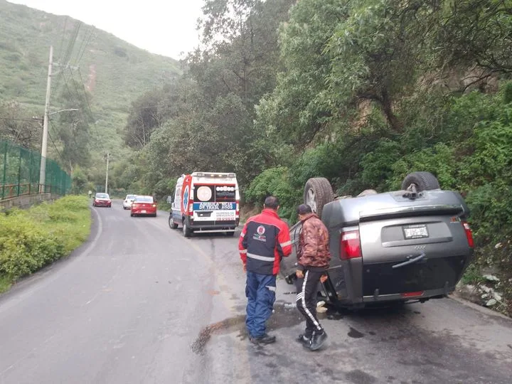 1691445179 Se atendio volcadura de vehiculo en el tramo de la jpg