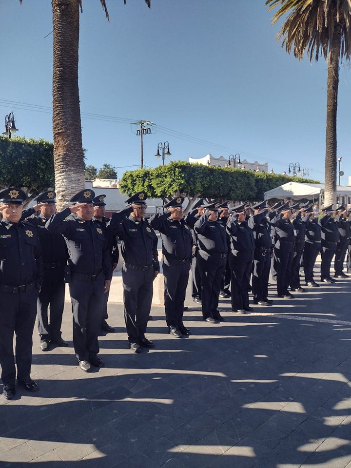 1691591394 945 POLICIAS DE ATLAUTLA PRESENTES EN EL IZAMIENTO DE BANDERA EN