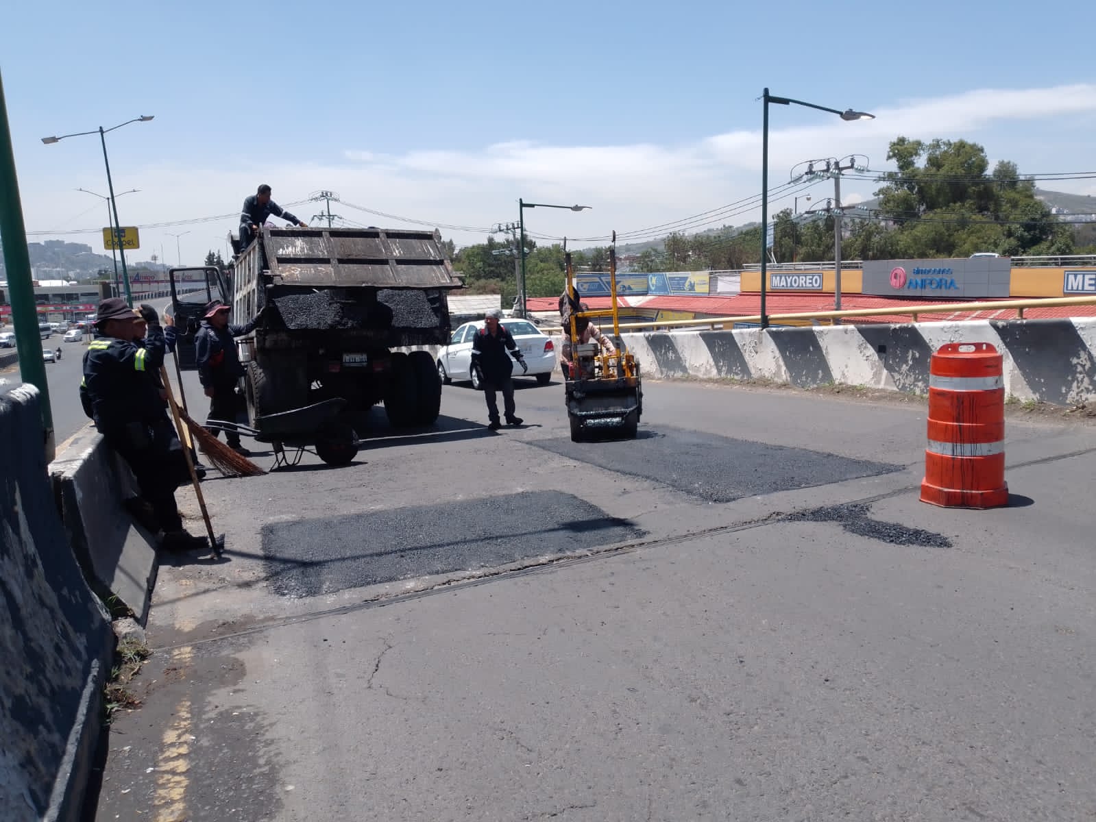 1691602007 184 Personal de ObrasPublicas realizaron trabajos de reparacion de baches en