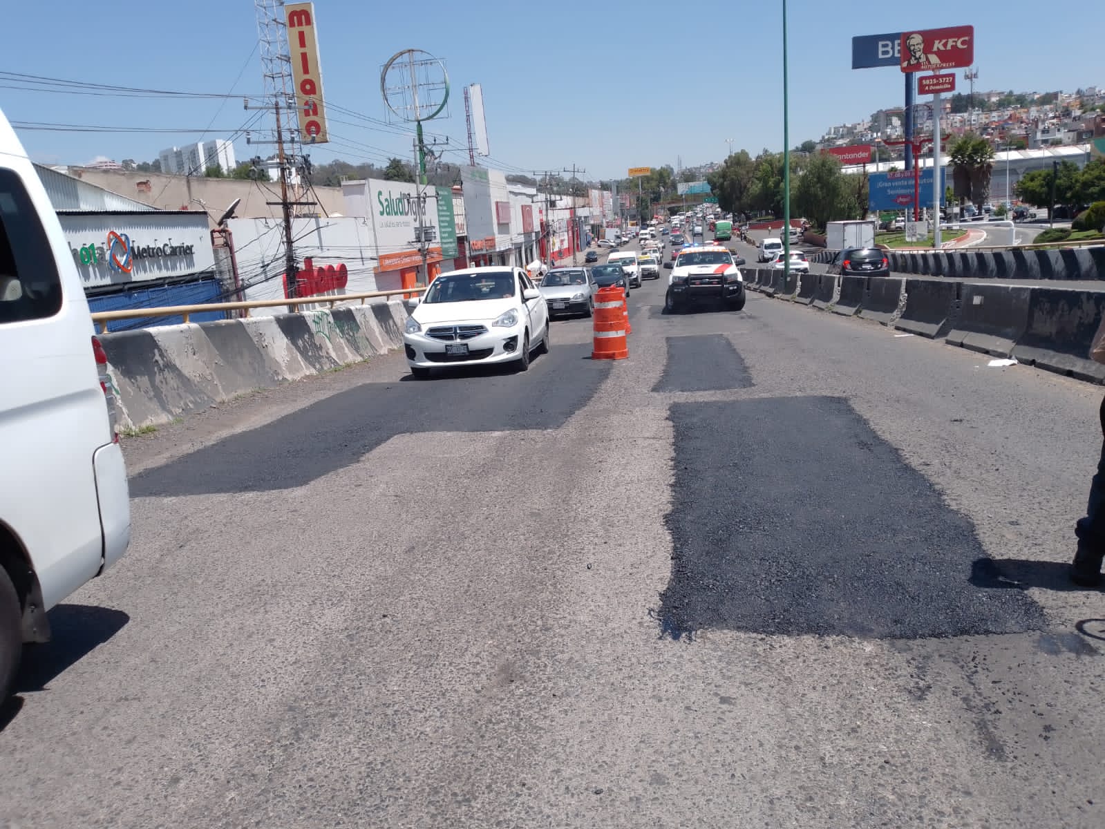 1691602022 829 Personal de ObrasPublicas realizaron trabajos de reparacion de baches en