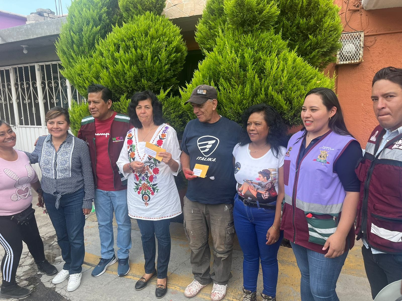 1691953657 323 Entrega de apoyos a las familias afectadas por la