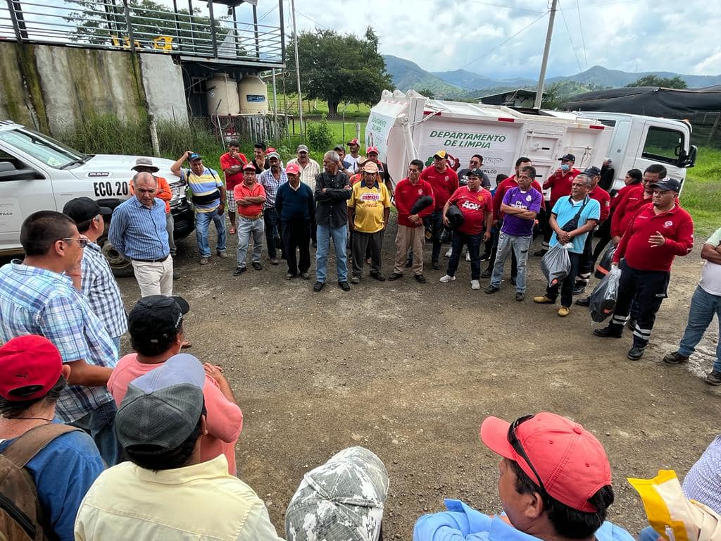 1692044082 630 RLR El presidente Rigoberto Lopez Rivera hace entrega de