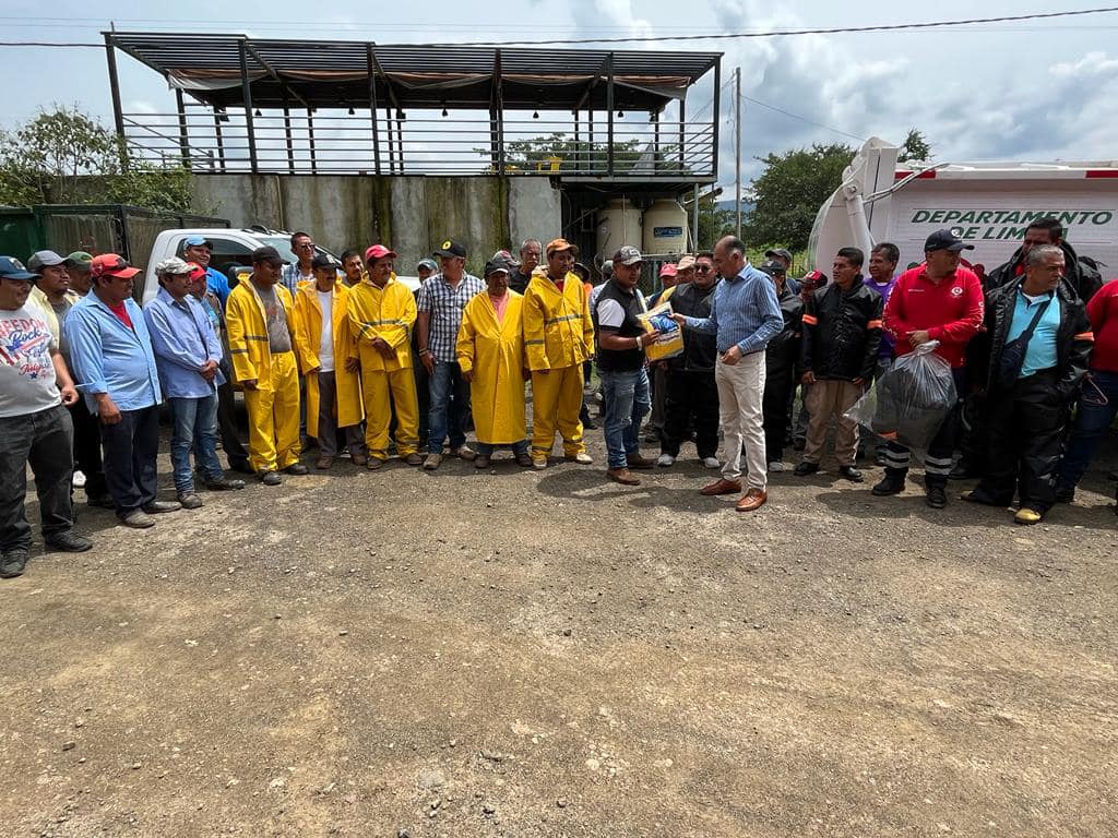 1692044114 RLR El presidente Rigoberto Lopez Rivera hace entrega de