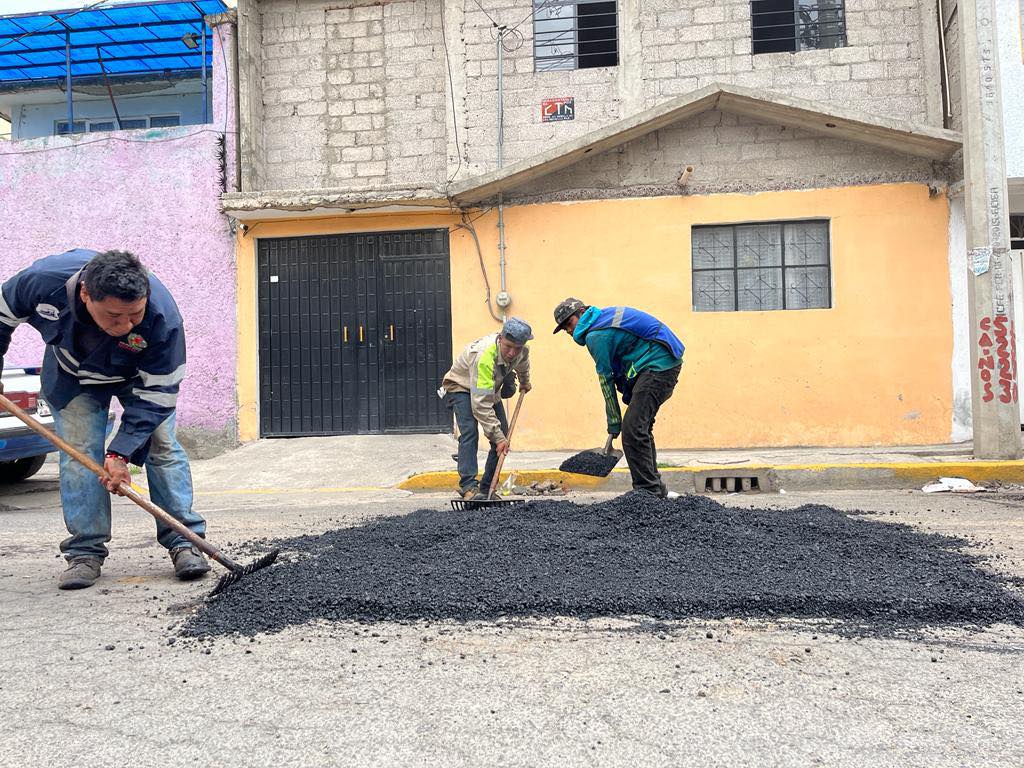 1692109856 418 INFRAESTRUCTURA Se realiza el bacheo en diversas vialidades del