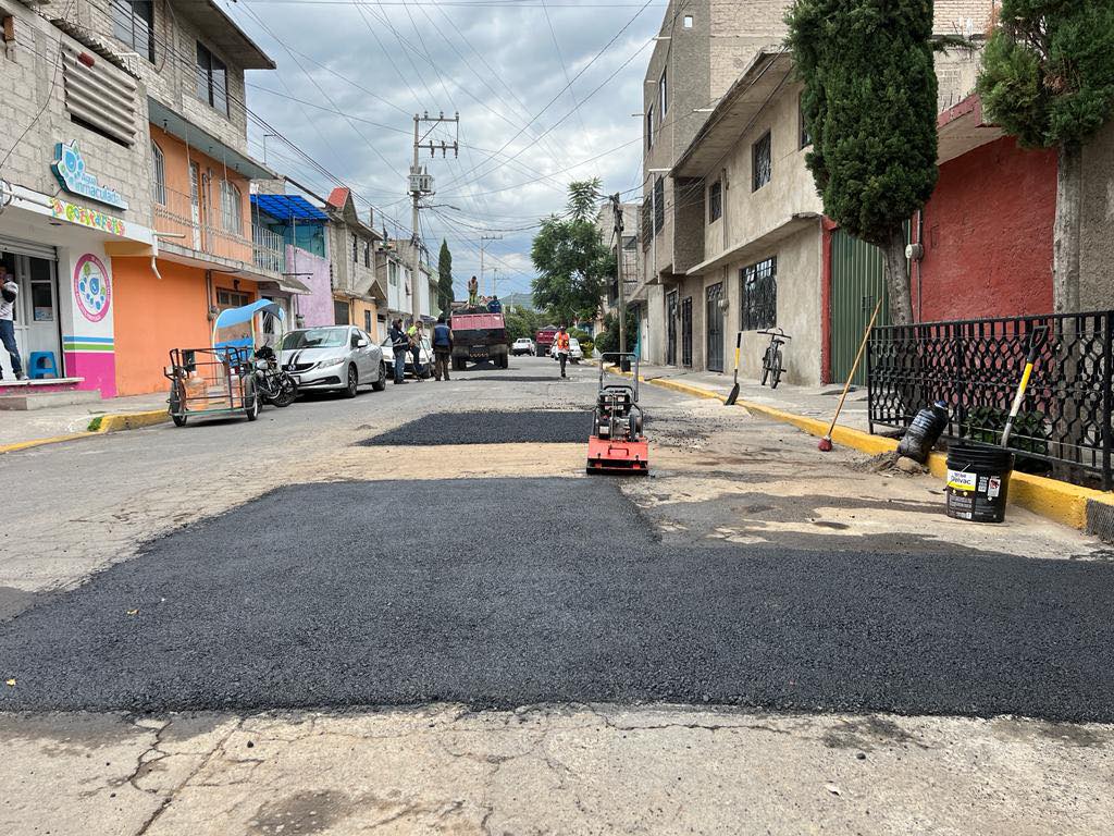 1692109879 INFRAESTRUCTURA Se realiza el bacheo en diversas vialidades del