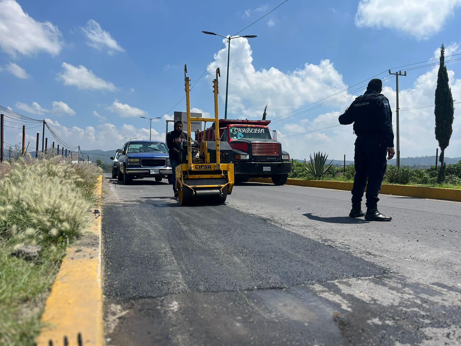 1692118594 911 Continuamos con el bacheo en nuestro Municipio Ismael Olivares Vazquez