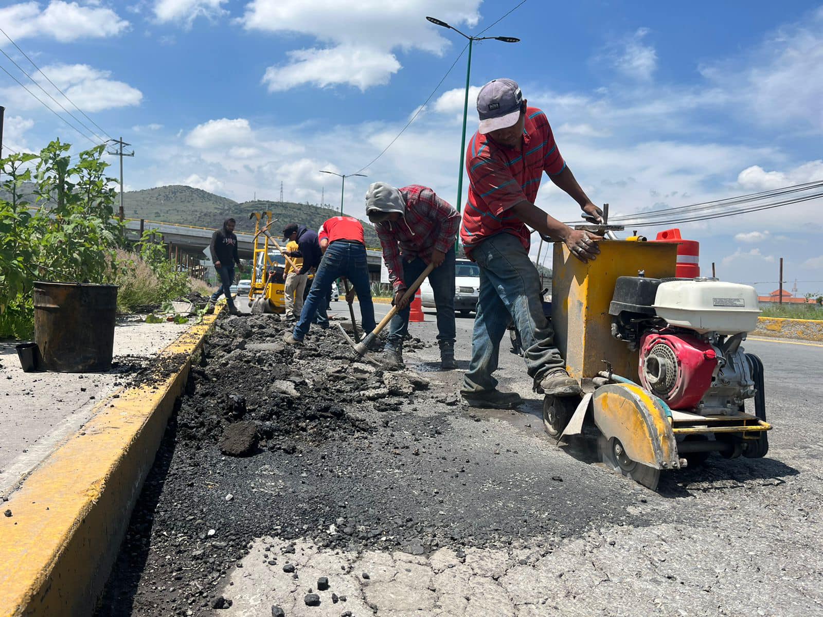 1692118597 792 Continuamos con el bacheo en nuestro Municipio Ismael Olivares Vazquez