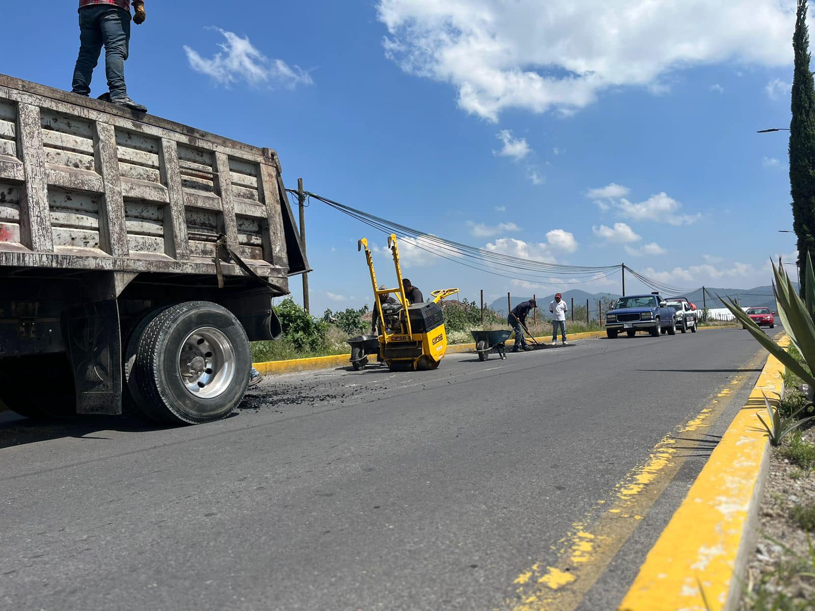 1692118604 252 Continuamos con el bacheo en nuestro Municipio Ismael Olivares Vazquez