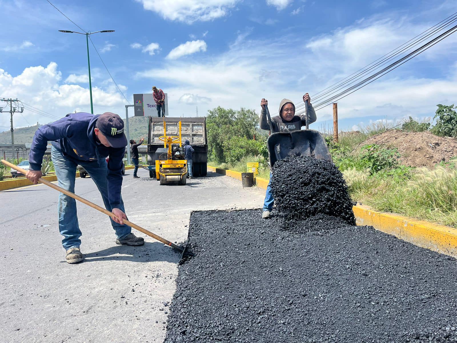 1692118627 Continuamos con el bacheo en nuestro Municipio Ismael Olivares Vazquez