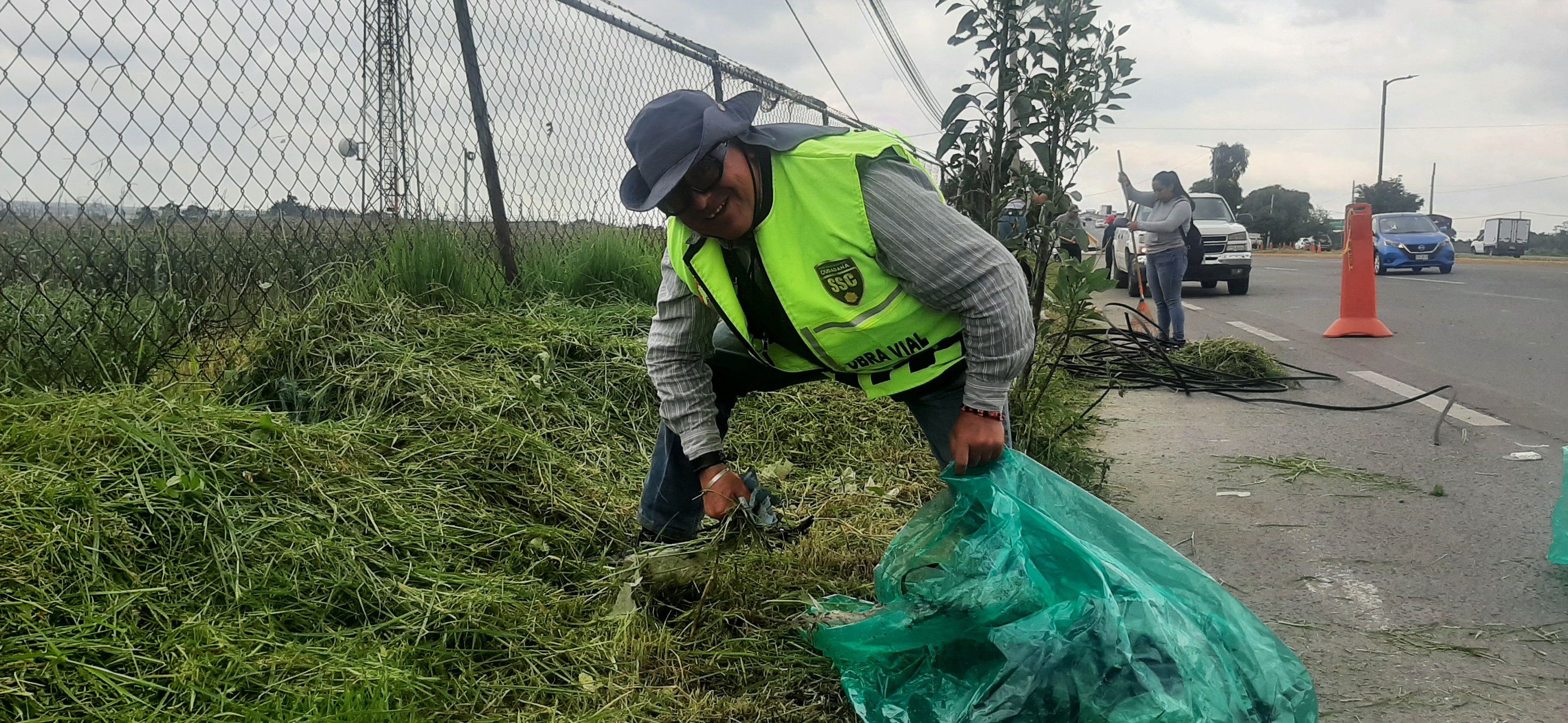 1692126075 46 Estamos realizando el mantenimiento del camellon y los costados del