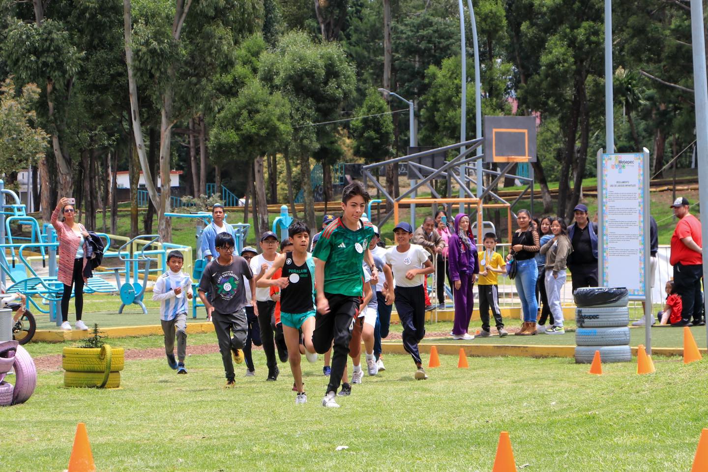 1692134116 587 Mas de 100 ninos se dieron cita en el parque