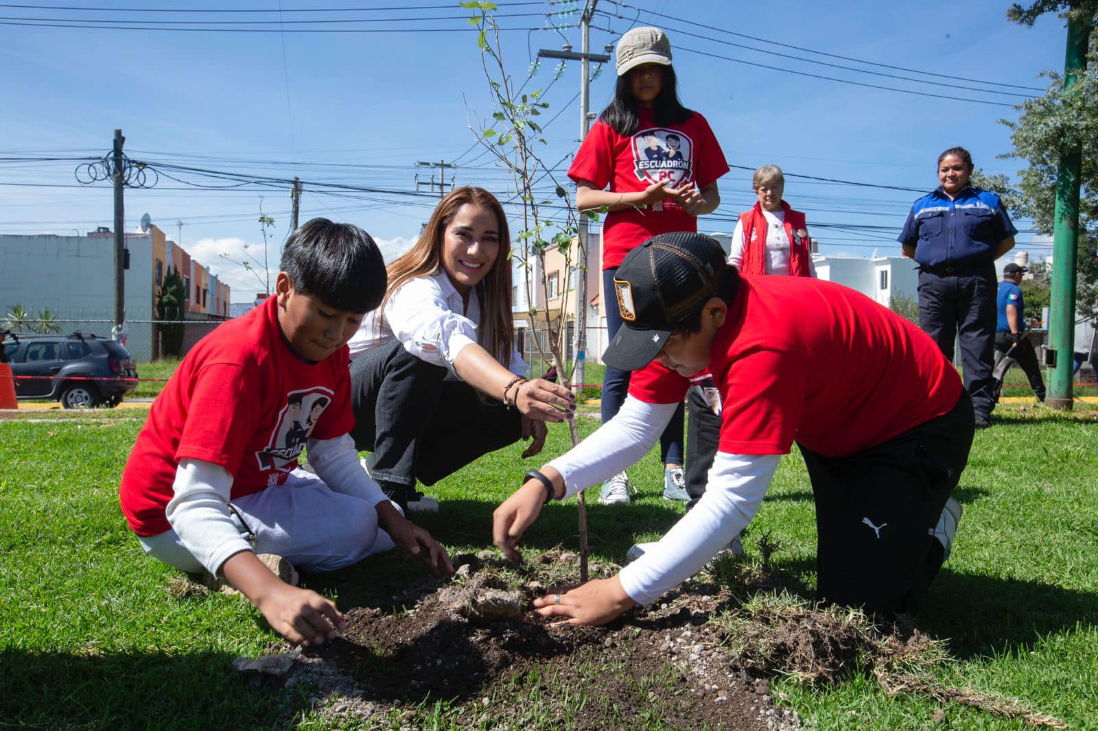 1692229970 301 Acompanada de las pirinolas del EscuadronPC plantamos arboles en el