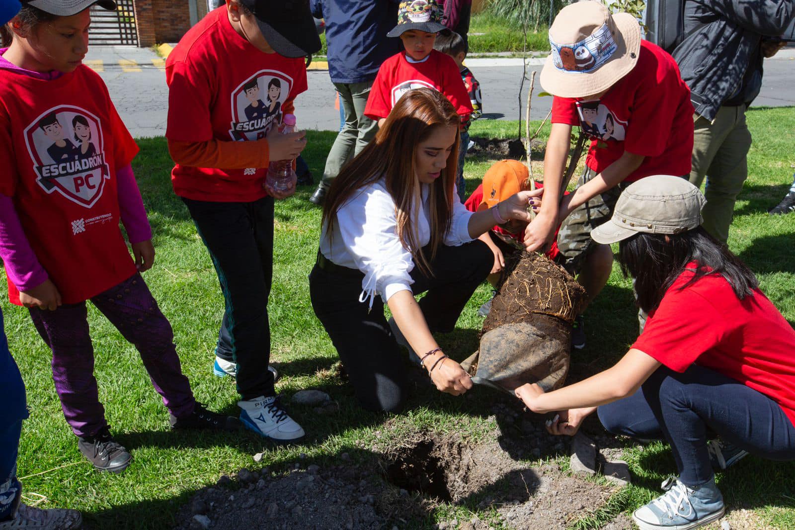 1692229976 694 Acompanada de las pirinolas del EscuadronPC plantamos arboles en el