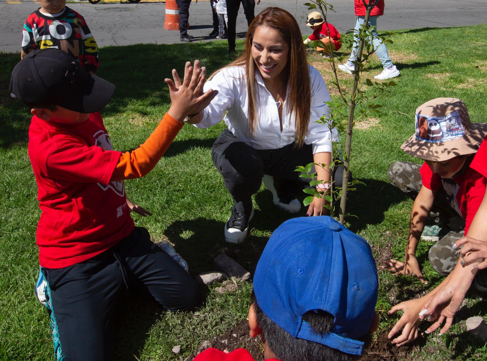 1692229980 24 Acompanada de las pirinolas del EscuadronPC plantamos arboles en el