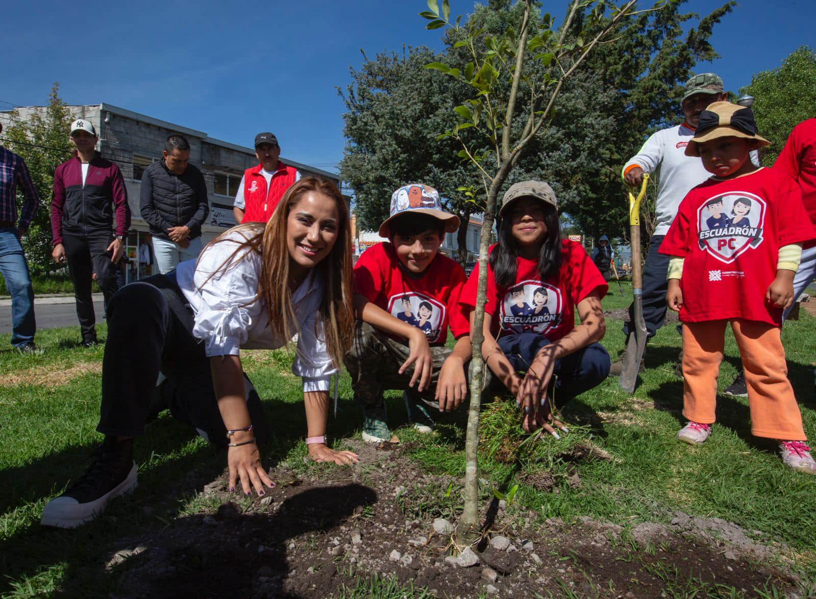 1692229986 658 Acompanada de las pirinolas del EscuadronPC plantamos arboles en el