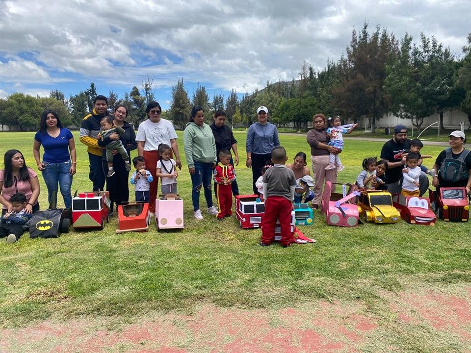 1692311785 213 CARRERA DE AUTOS CON NINAS NINOS Y PADRES DE FAMILIA