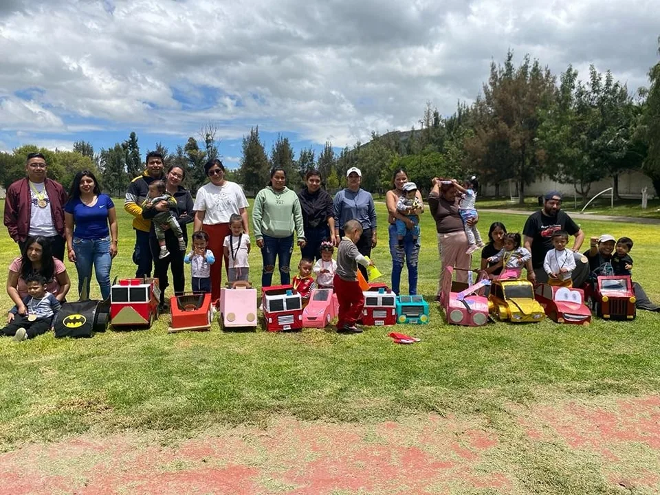 1692311801 CARRERA DE AUTOS CON NINAS NINOS Y PADRES DE FAMILIA jpg