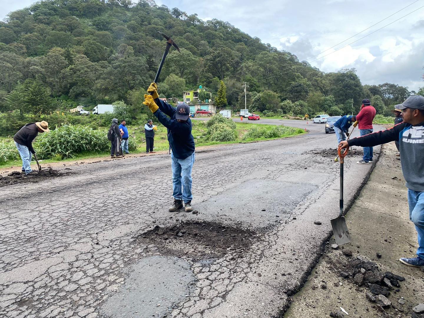 1692314447 55 Estamos realizando trabajos de bacheo a la altura de Laguna