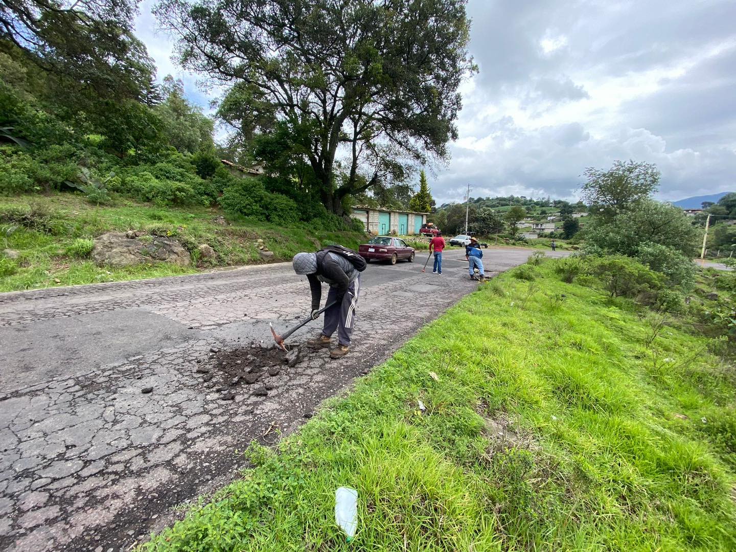 1692314452 107 Estamos realizando trabajos de bacheo a la altura de Laguna