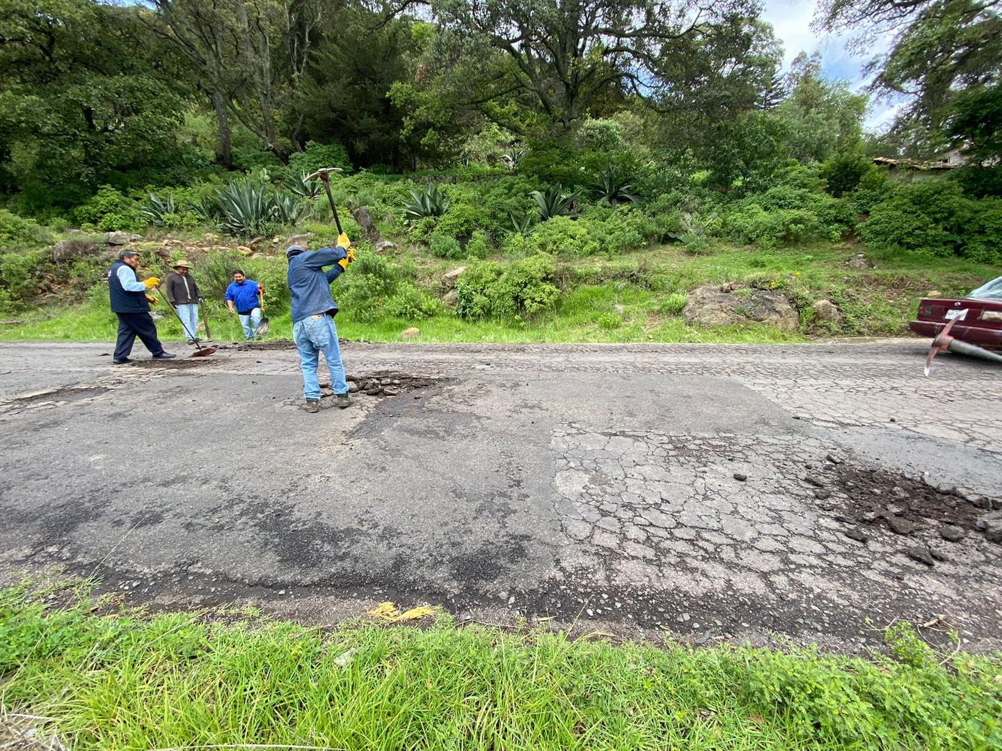 1692314457 598 Estamos realizando trabajos de bacheo a la altura de Laguna