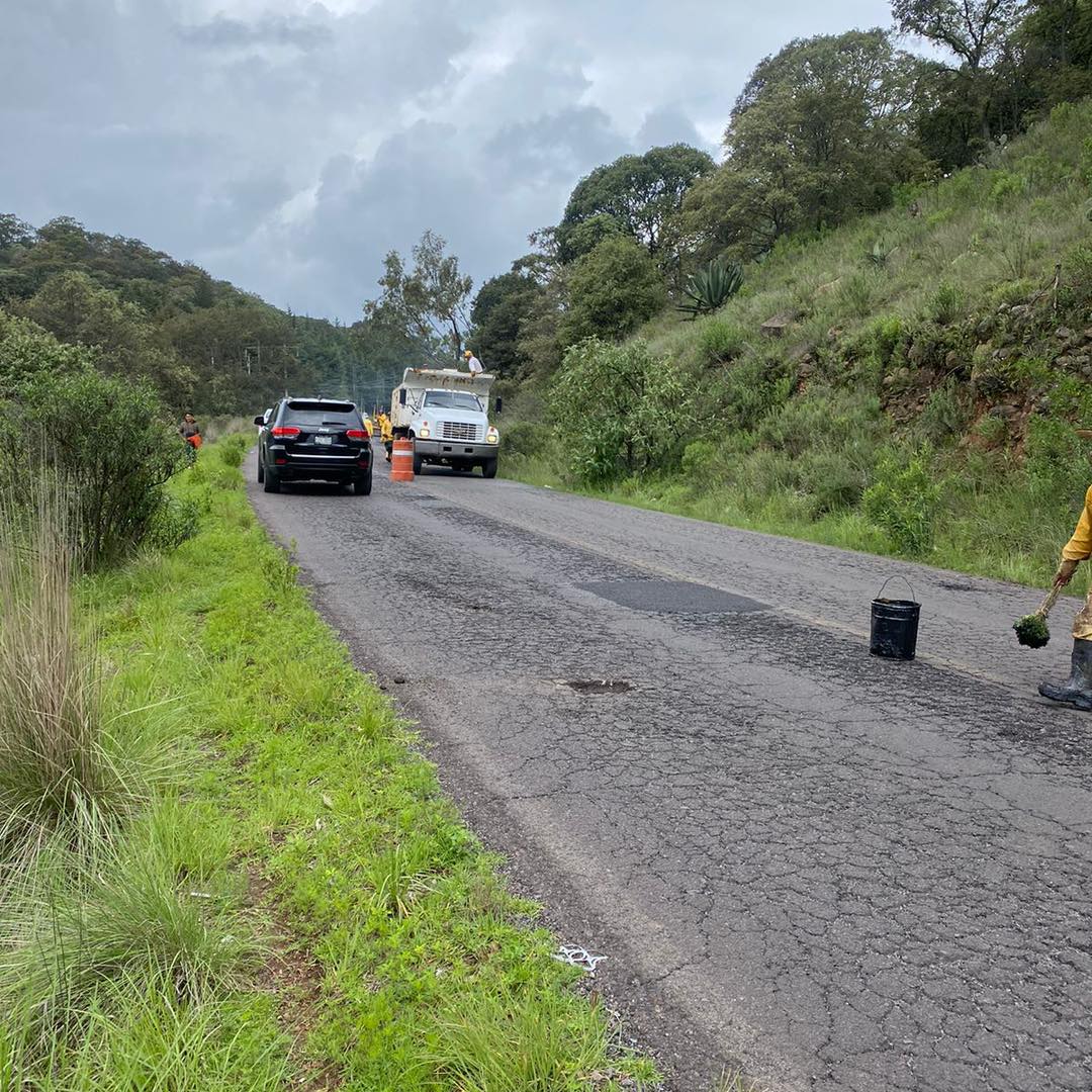 1692314483 Estamos realizando trabajos de bacheo a la altura de Laguna