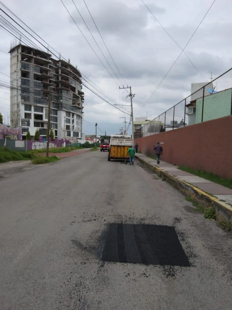 1692382205 Le estamos dando con todo a los baches Hoy la jpg