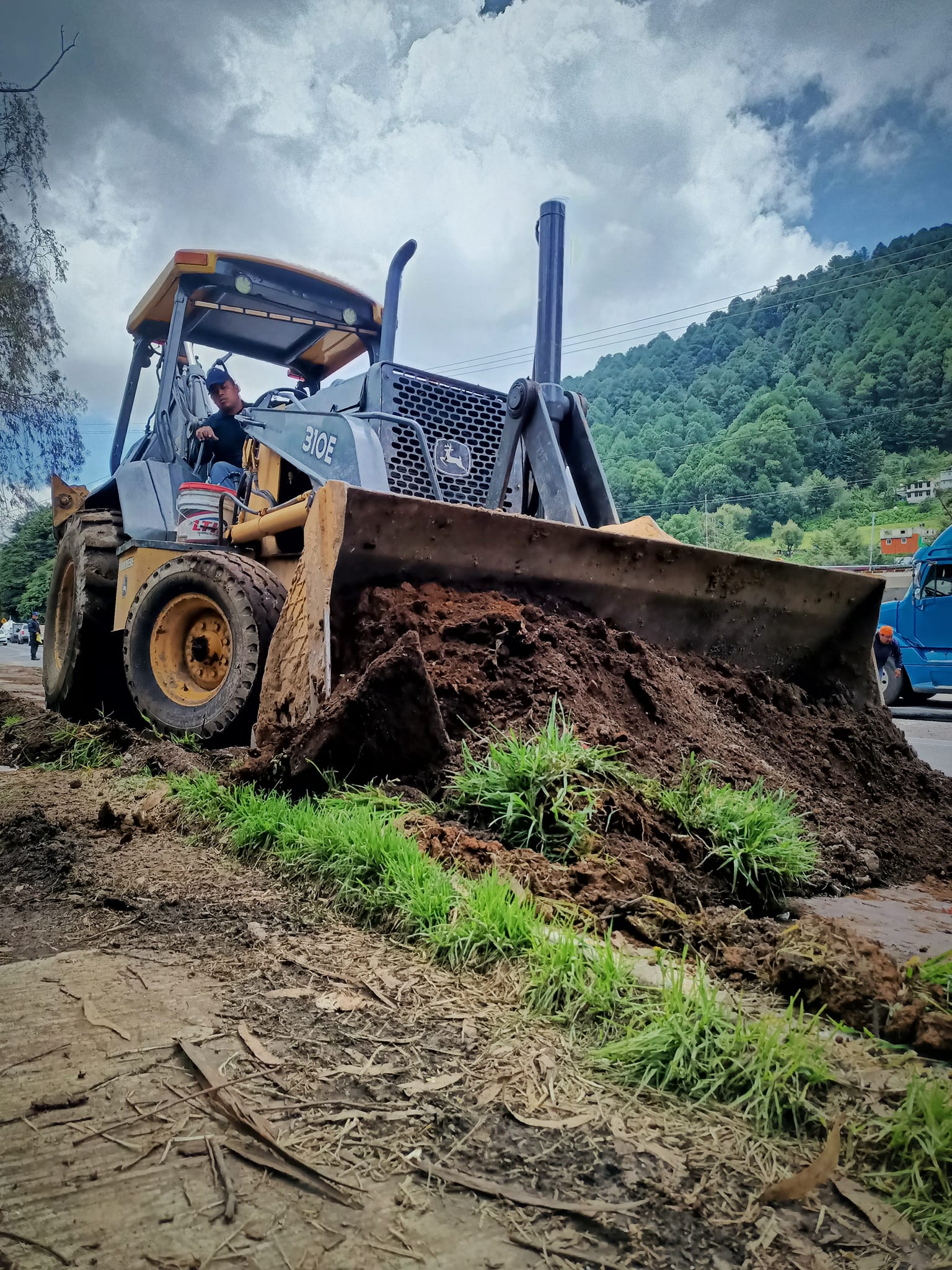 1692388620 742 Transito lento por trabajos de bacheo y mantenimiento urbano en