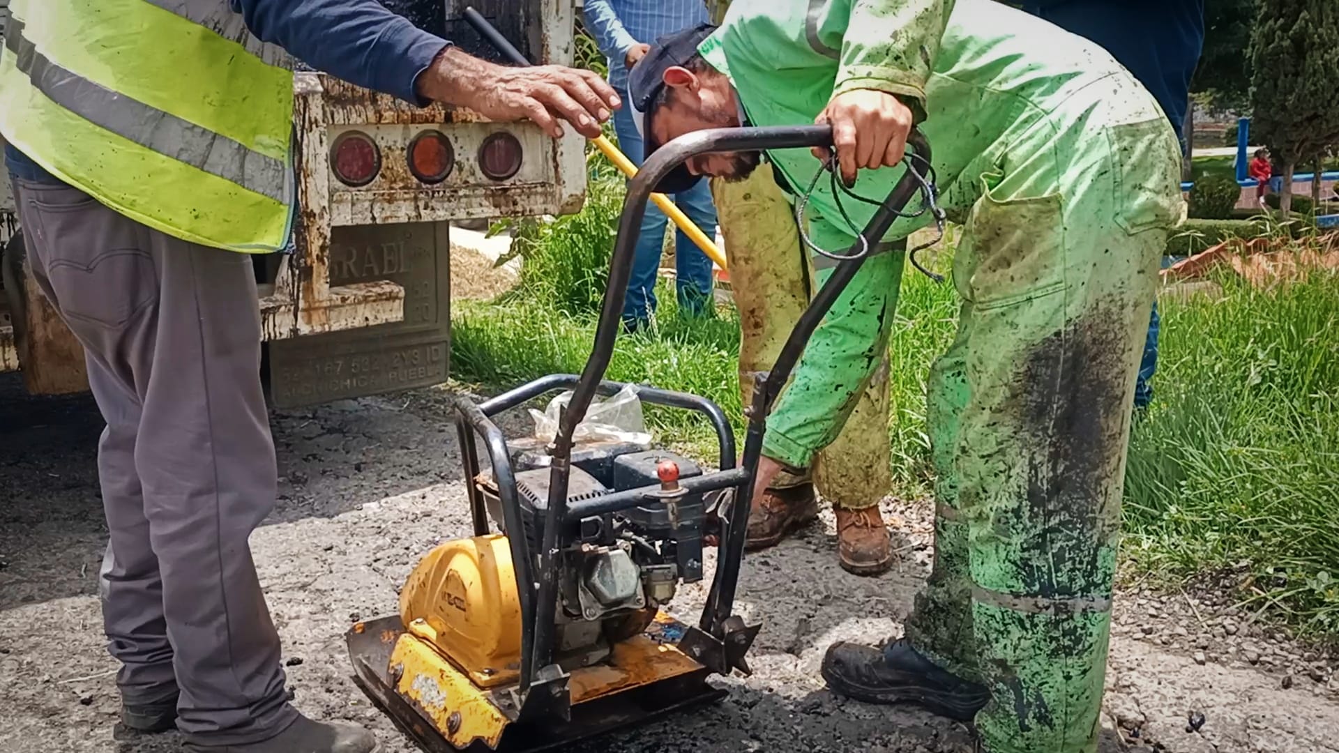 1692388625 458 Transito lento por trabajos de bacheo y mantenimiento urbano en