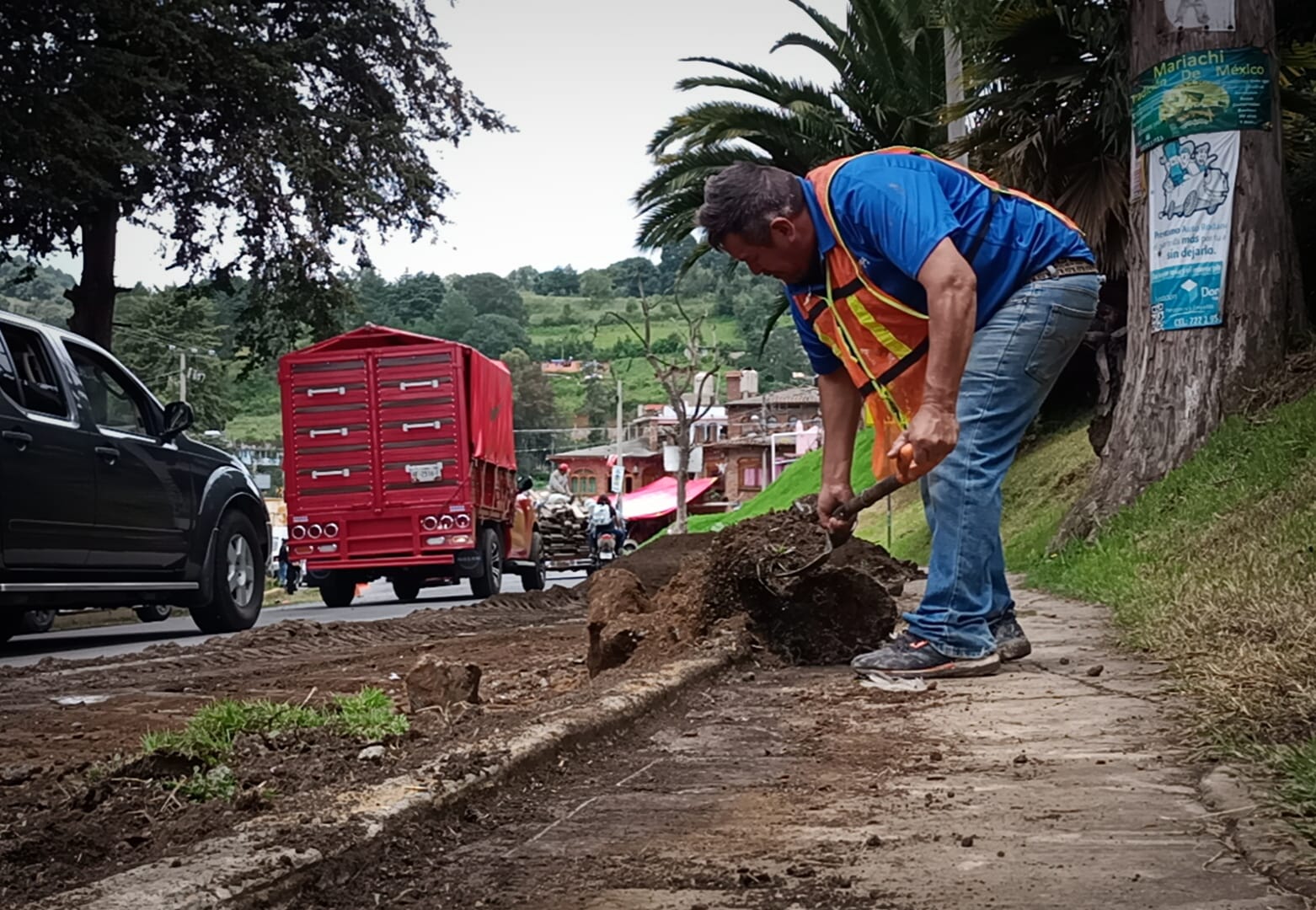 1692388630 688 Transito lento por trabajos de bacheo y mantenimiento urbano en