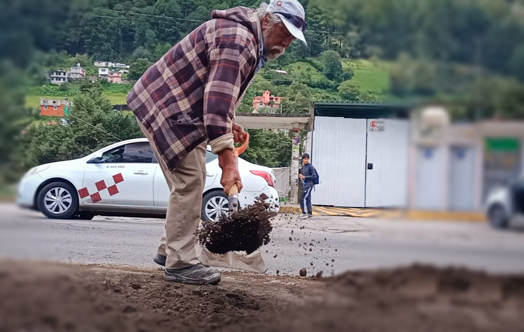 1692388636 187 Transito lento por trabajos de bacheo y mantenimiento urbano en