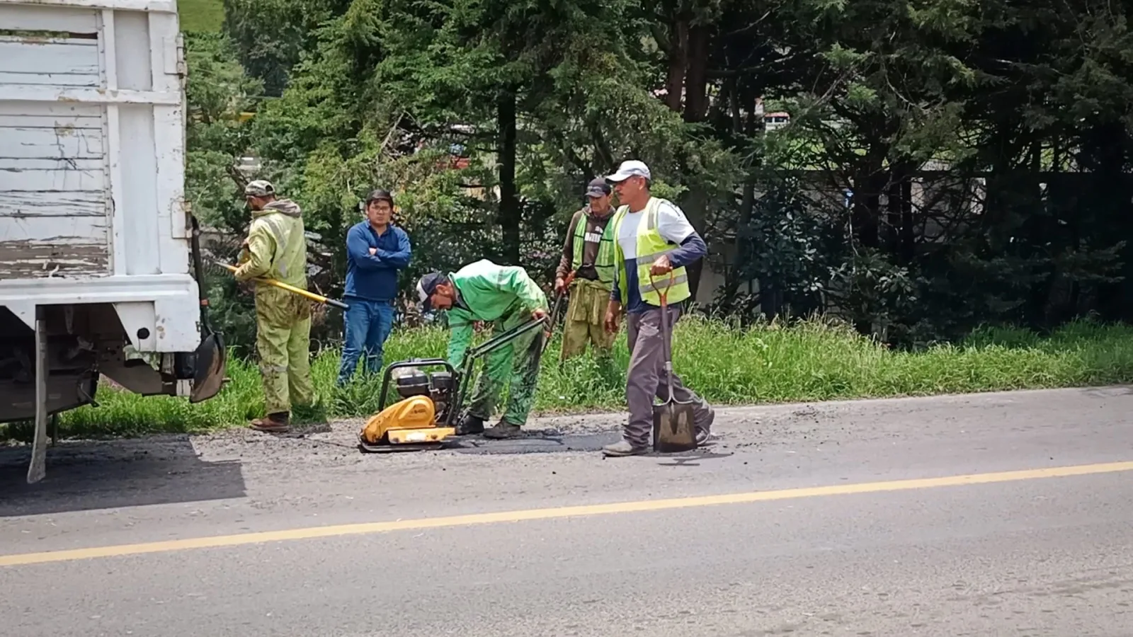 1692388666 Transito lento por trabajos de bacheo y mantenimiento urbano en scaled