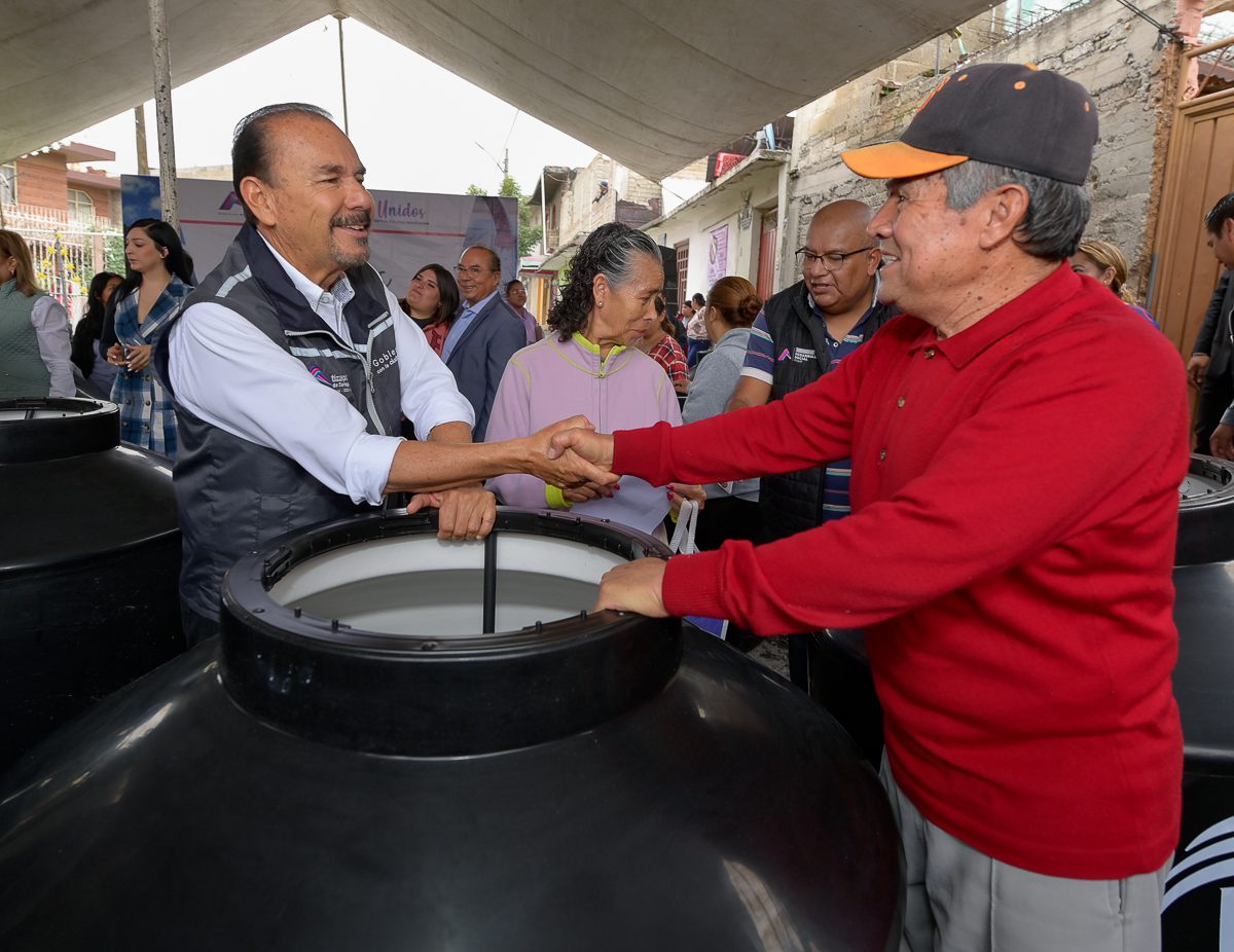 1692391094 690 Se llevo a cabo la entrega de tinacos a traves