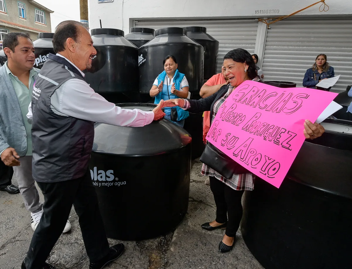 1692391115 Se llevo a cabo la entrega de tinacos a traves jpg