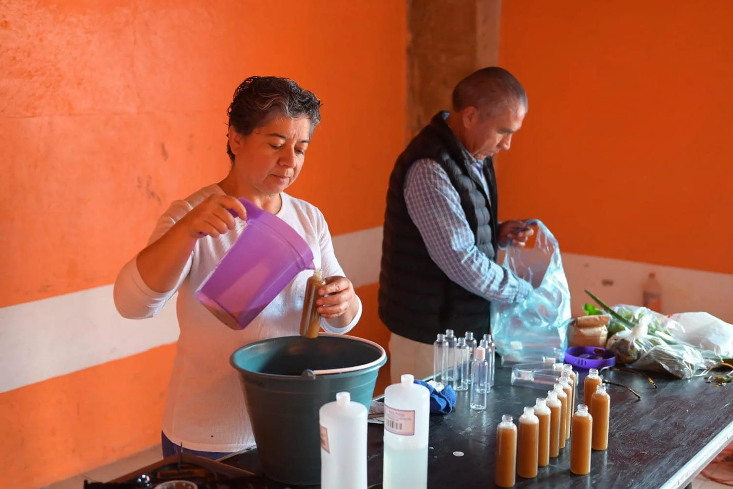 1692398043 La DireccionDeLasMujeres impartio el curso Elaboracion de Shampoo a base jpg