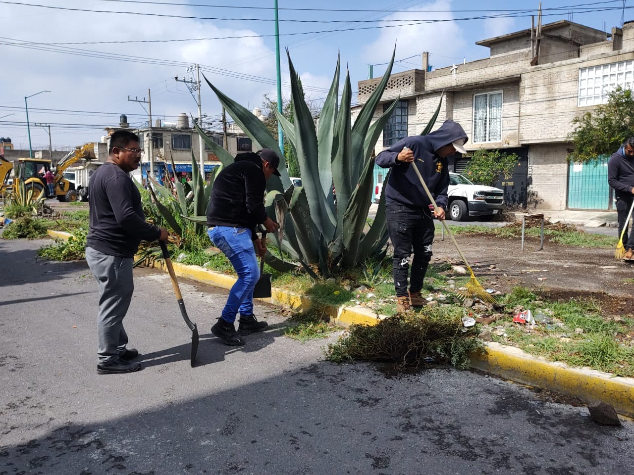 1692477284 135 SERVIDORES PUBLICOS DE CHIMALHUACAN REALIZAN JORNADA DE LIMPIEZA EN BARRIO