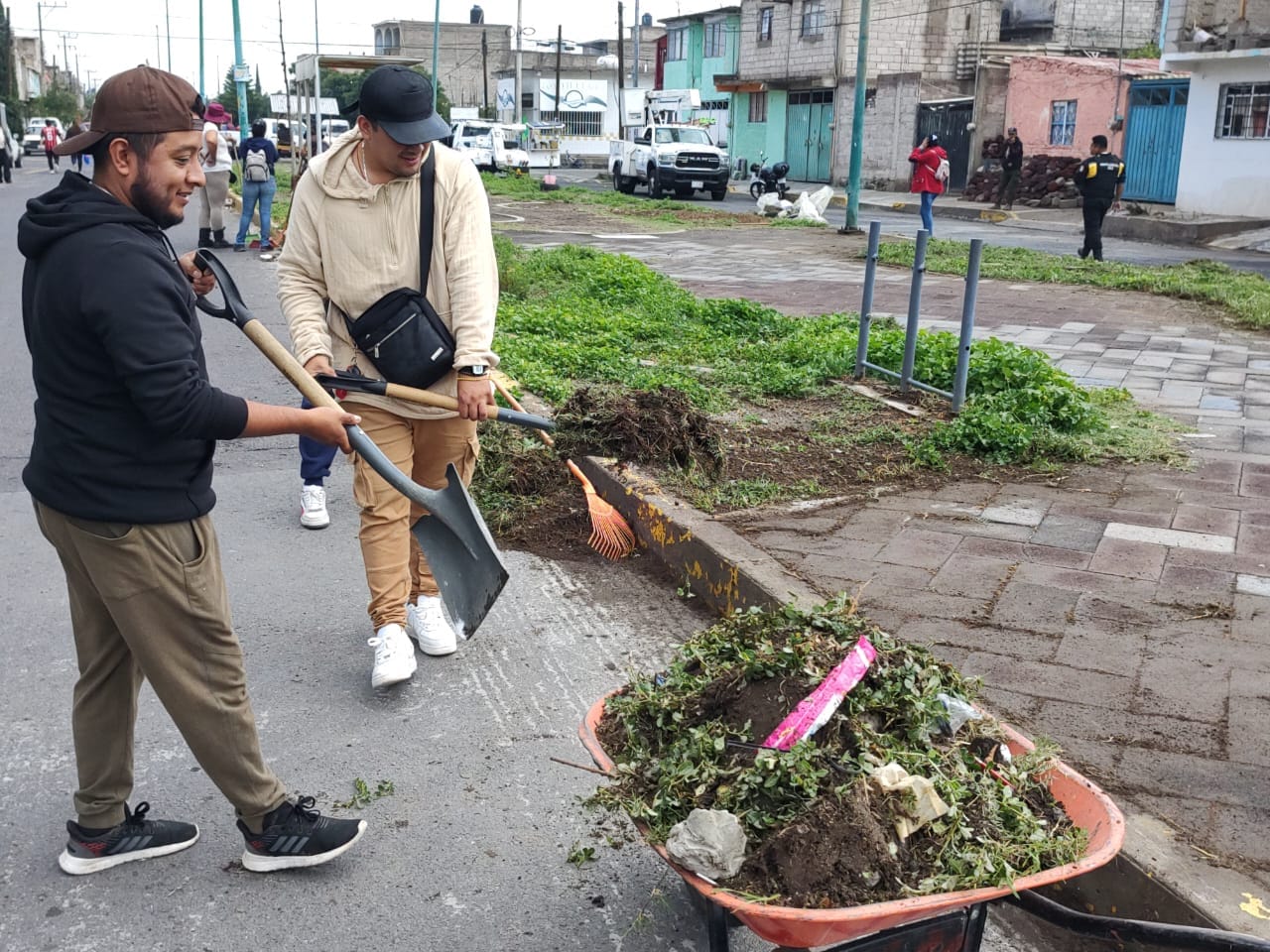 1692477288 937 SERVIDORES PUBLICOS DE CHIMALHUACAN REALIZAN JORNADA DE LIMPIEZA EN BARRIO