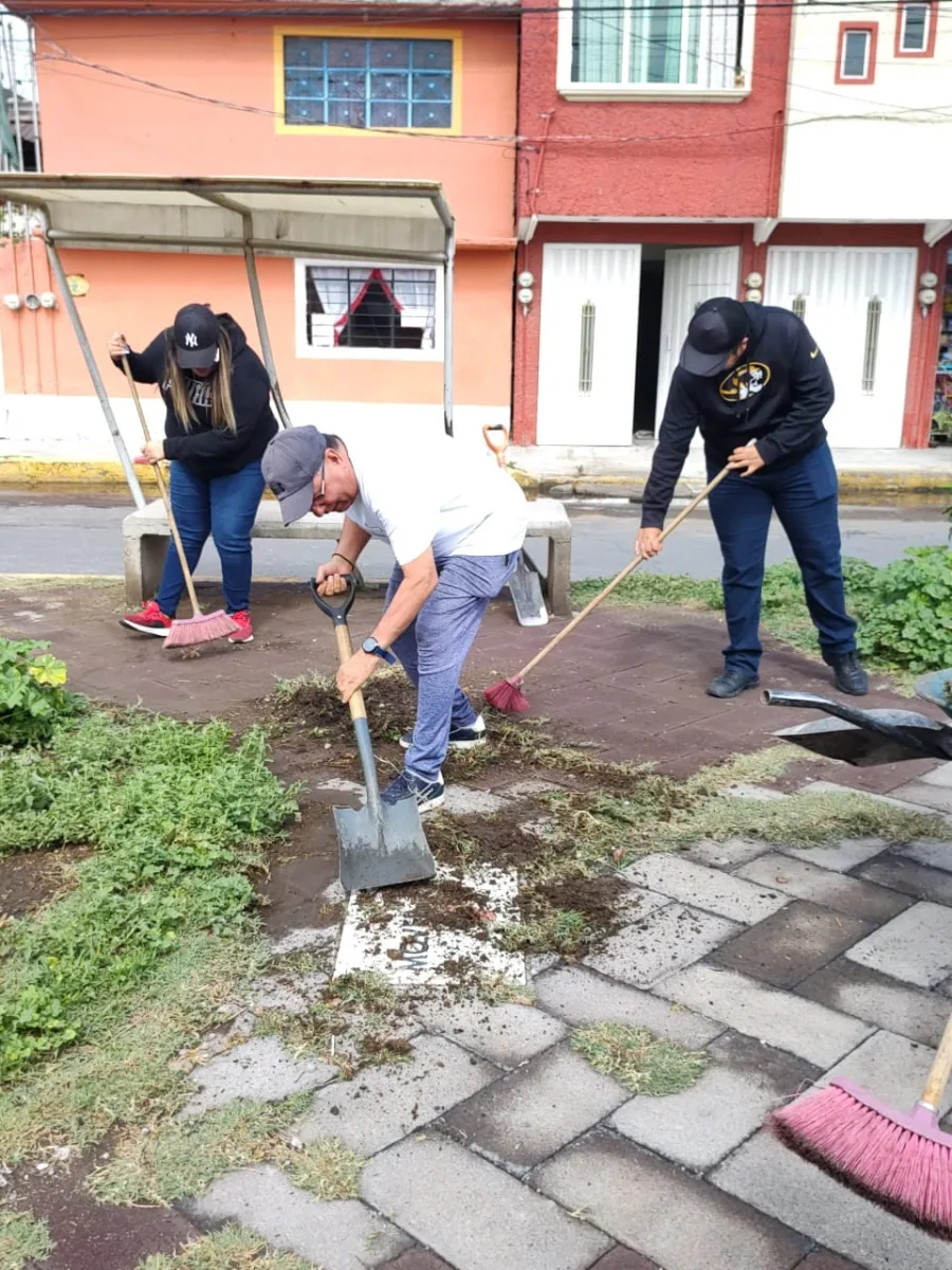 1692477317 SERVIDORES PUBLICOS DE CHIMALHUACAN REALIZAN JORNADA DE LIMPIEZA EN BARRIO