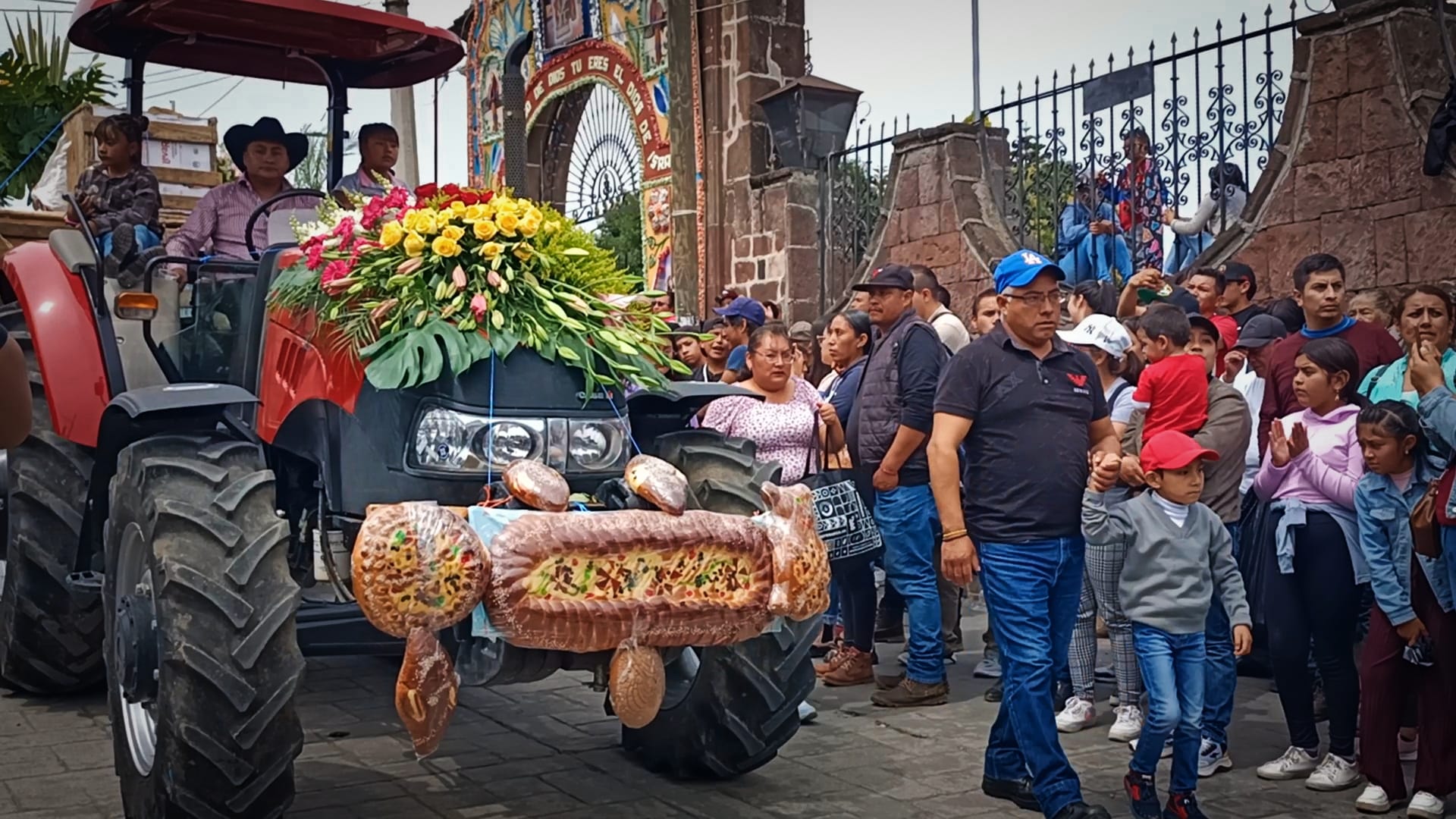 1692569738 349 Ya inicio el tradicional paseo Lluvia de Pan en honor