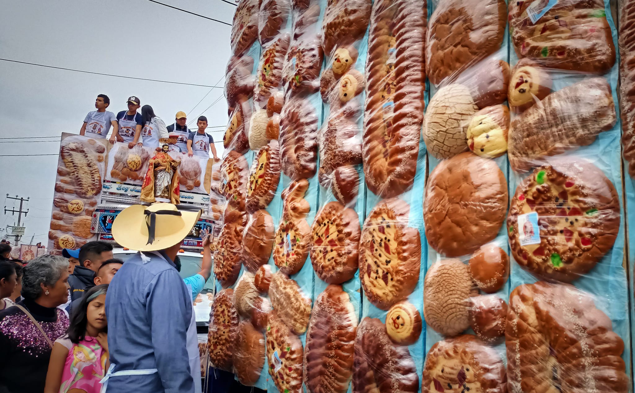 1692569742 496 Ya inicio el tradicional paseo Lluvia de Pan en honor