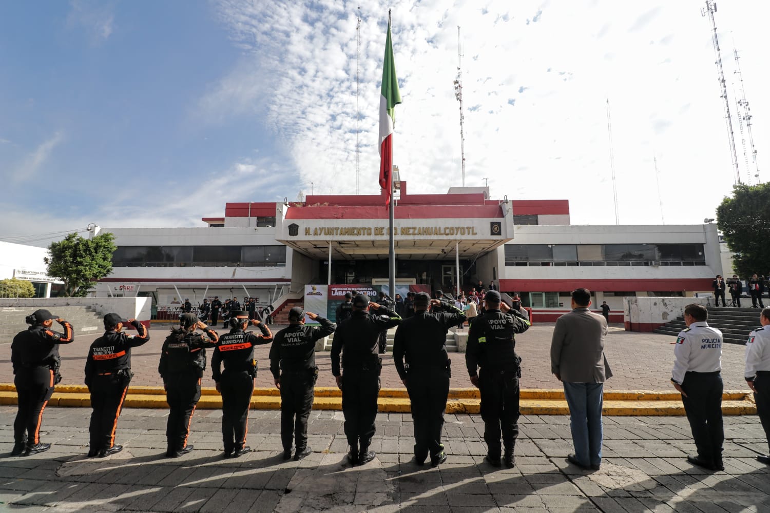 1692635341 287 CeremoniaDeIzamiento Con honor y decoro rendimos homenaje a nuestro