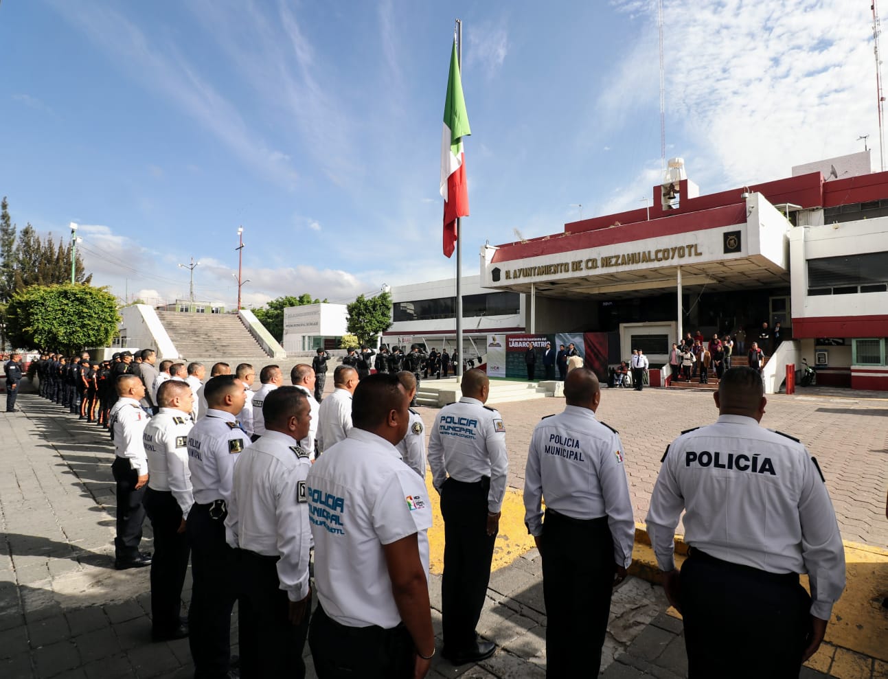 1692635351 909 CeremoniaDeIzamiento Con honor y decoro rendimos homenaje a nuestro