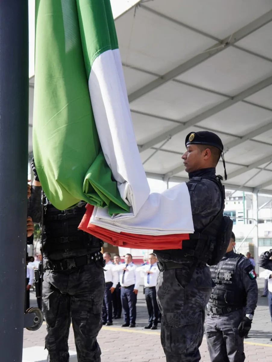 1692635379 CeremoniaDeIzamiento Con honor y decoro rendimos homenaje a nuestro