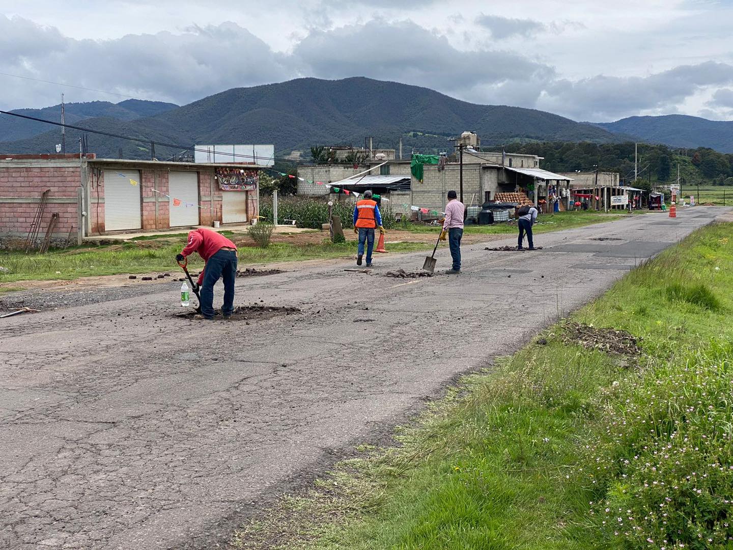 1692639915 320 ¡Los trabajos de bacheo continuan les pedimos manejar con precaucion