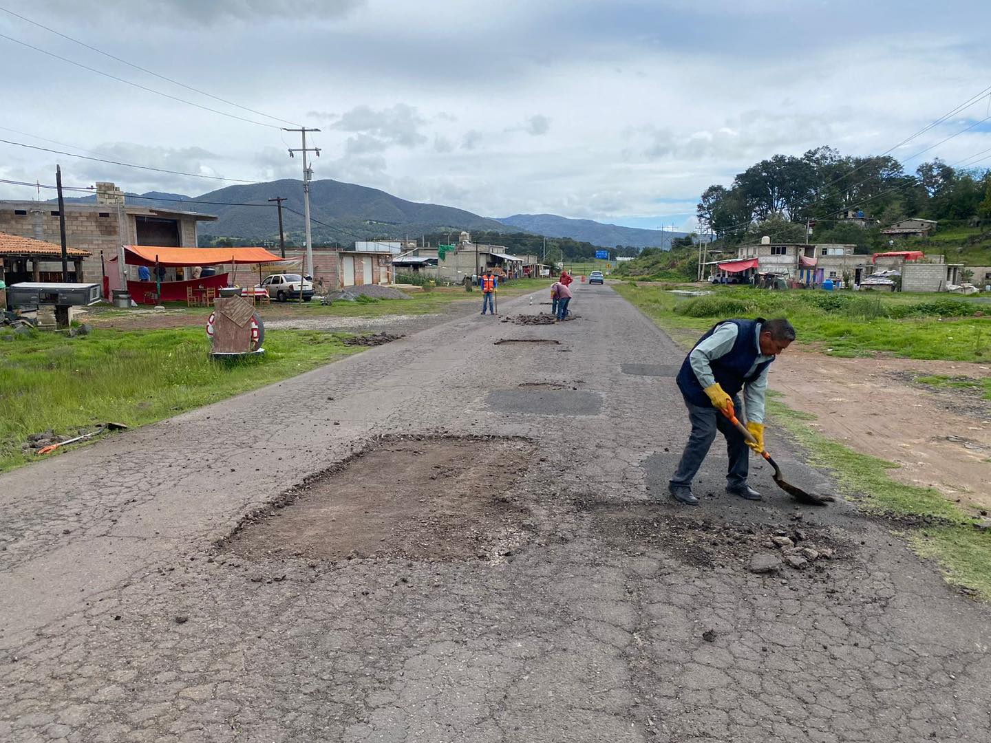 1692639920 51 ¡Los trabajos de bacheo continuan les pedimos manejar con precaucion