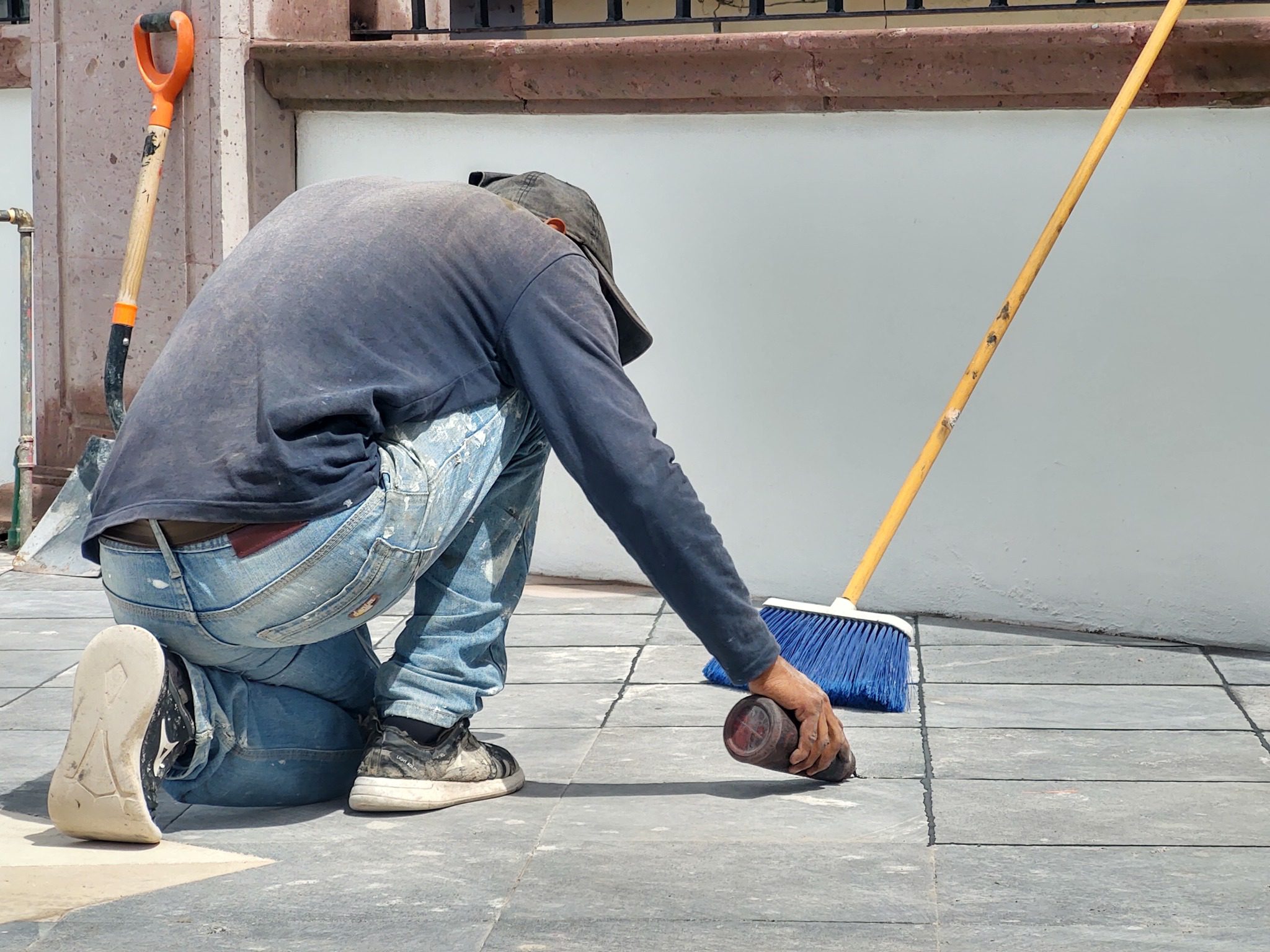 1692707726 906 Avanzamos en los acabados de la explanada del centro social