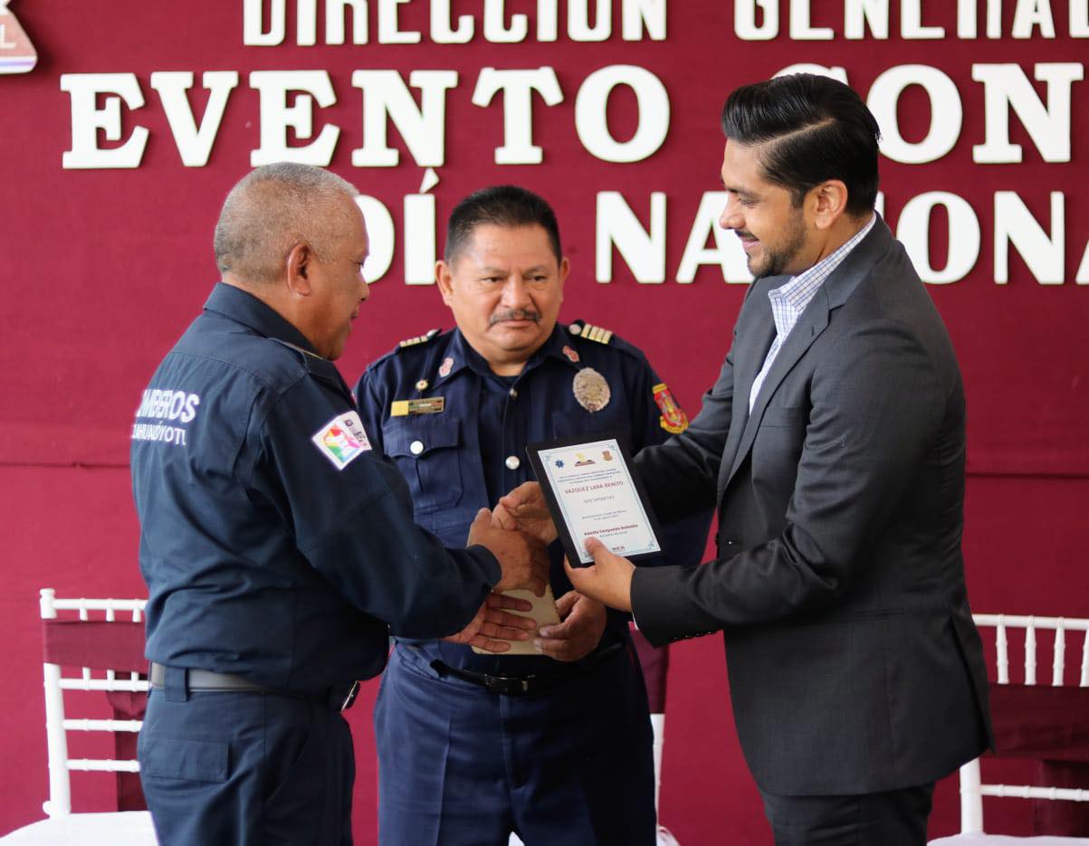 1692729261 999 Entrega de reconocimientos al Cuerpo de Bomberos por partel del